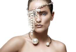 Cloud Dancer Pantone 2026: il bianco etereo che rivoluziona la gioielleria e il ritorno delle perle